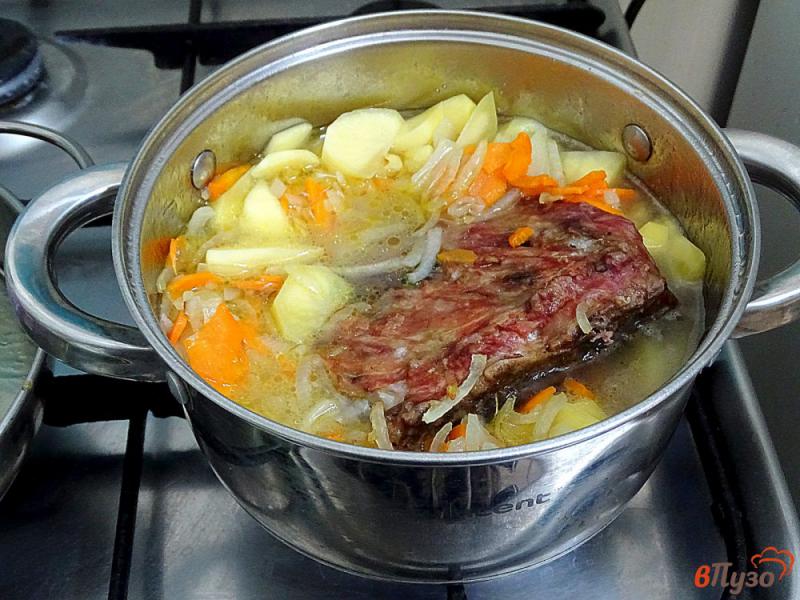Фото приготовление рецепта: Картофель тушёный с копчёными рёбрами шаг №6