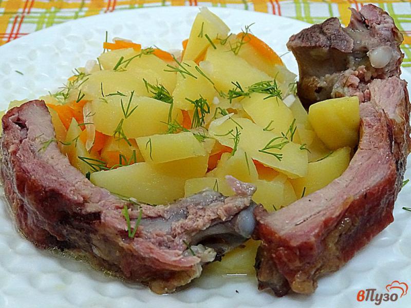 Фото приготовление рецепта: Картофель тушёный с копчёными рёбрами шаг №7