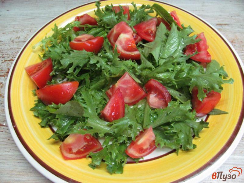 Фото приготовление рецепта: Салат с помидором мясом свинины и черной смородиной шаг №2
