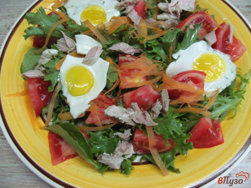 Фото приготовление рецепта: Салат с помидором мясом свинины и черной смородиной шаг №4