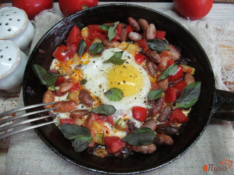 Фото приготовление рецепта: Яйца с кабачком и помидором шаг №5