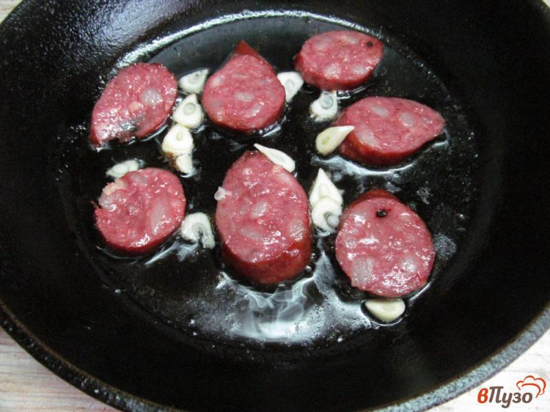 Фото приготовление рецепта: Томатный салат с колбасой шаг №2