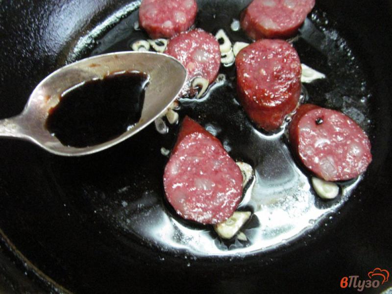 Фото приготовление рецепта: Томатный салат с колбасой шаг №3