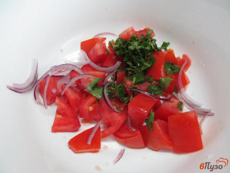 Фото приготовление рецепта: Томатный салат с колбасой шаг №4