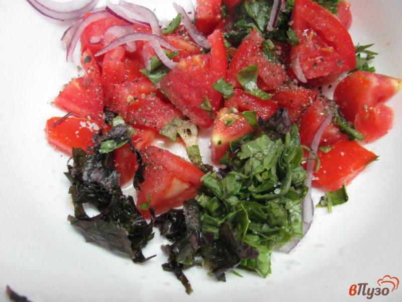 Фото приготовление рецепта: Томатный салат с колбасой шаг №5