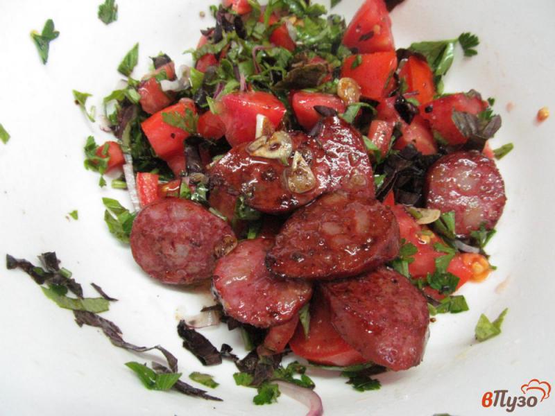 Фото приготовление рецепта: Томатный салат с колбасой шаг №6