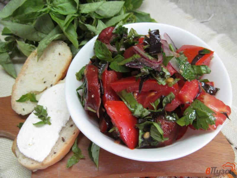 Фото приготовление рецепта: Томатный салат с колбасой шаг №7