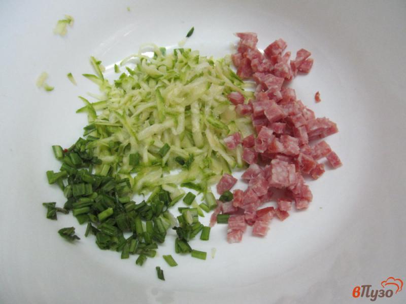 Фото приготовление рецепта: Оладьи из кабачка с салями и сыром шаг №1