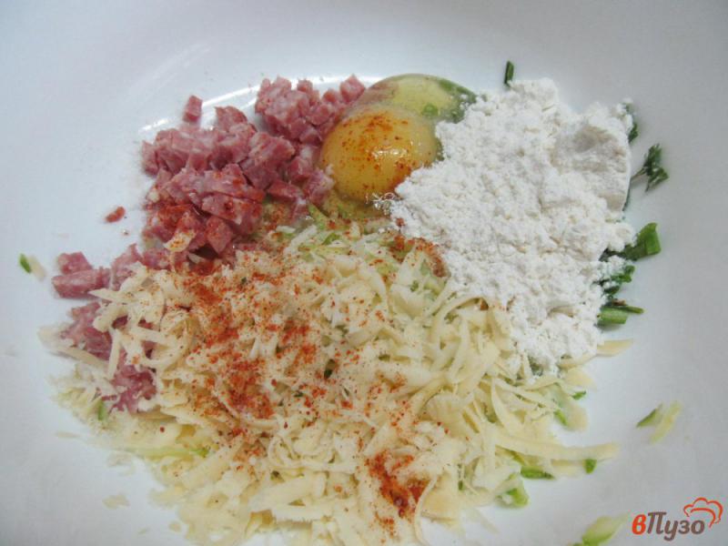 Фото приготовление рецепта: Оладьи из кабачка с салями и сыром шаг №3