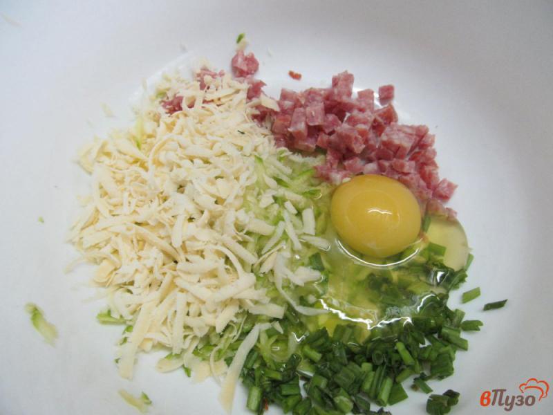 Фото приготовление рецепта: Оладьи из кабачка с салями и сыром шаг №2