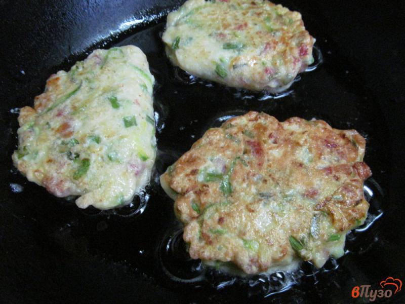 Фото приготовление рецепта: Оладьи из кабачка с салями и сыром шаг №4