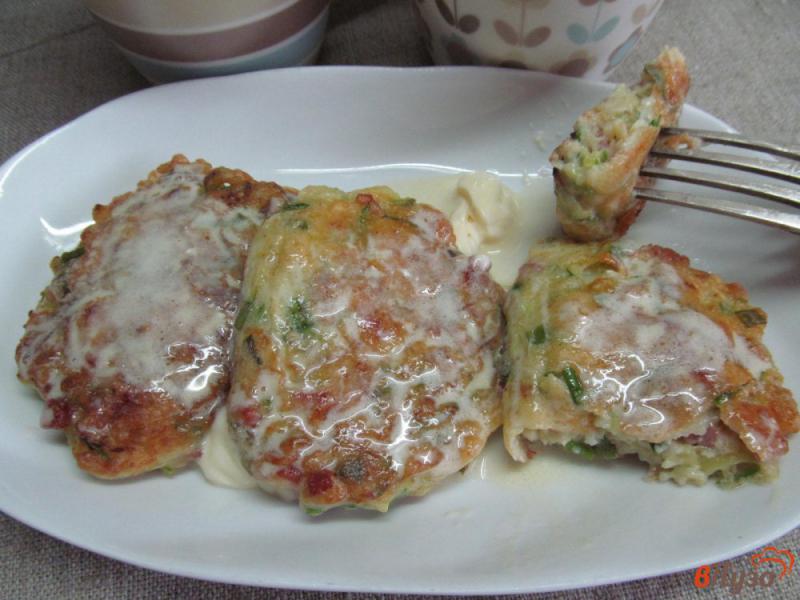 Фото приготовление рецепта: Оладьи из кабачка с салями и сыром шаг №6