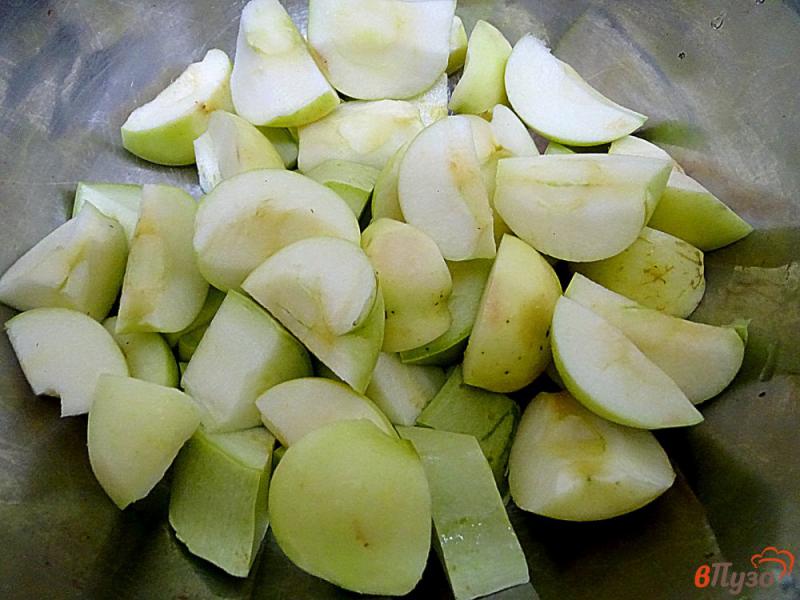 Фото приготовление рецепта: Компот из яблок, слив и кабачка шаг №2