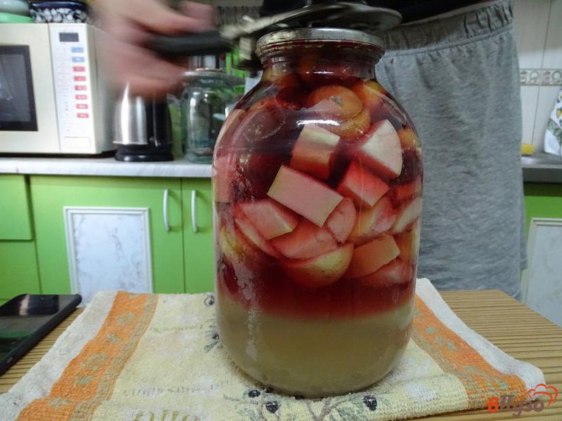 Фото приготовление рецепта: Компот из яблок, слив и кабачка шаг №7