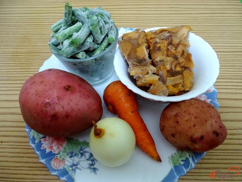 Фото приготовление рецепта: Суп с лисичками, плавленым сыром и спаржевой фасолью шаг №1