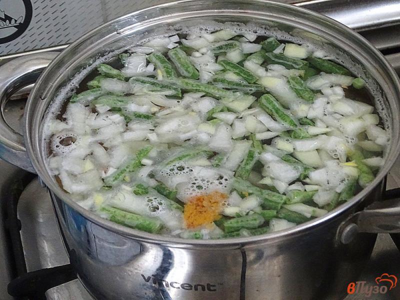Фото приготовление рецепта: Суп с лисичками, плавленым сыром и спаржевой фасолью шаг №5