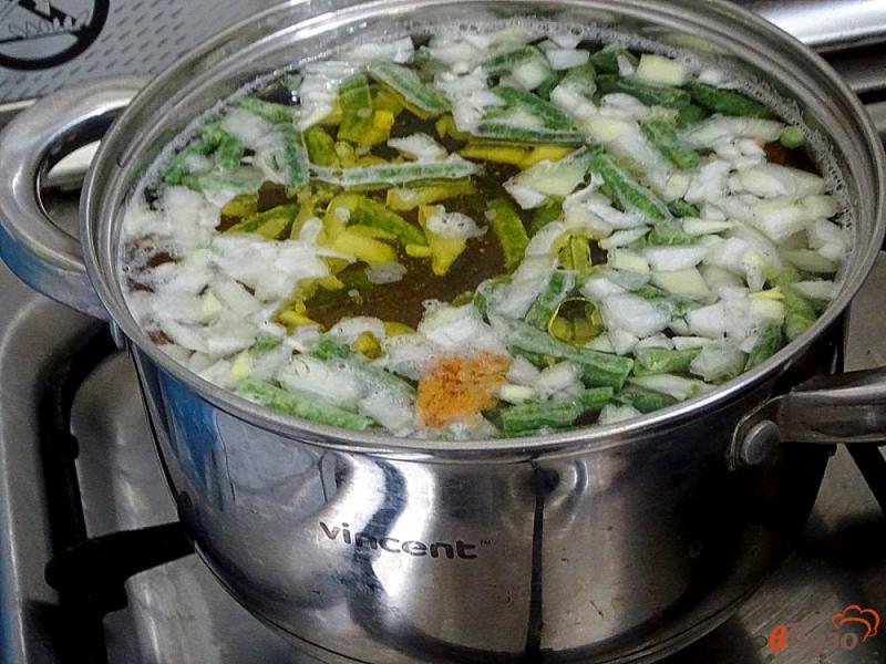 Фото приготовление рецепта: Суп с лисичками, плавленым сыром и спаржевой фасолью шаг №6