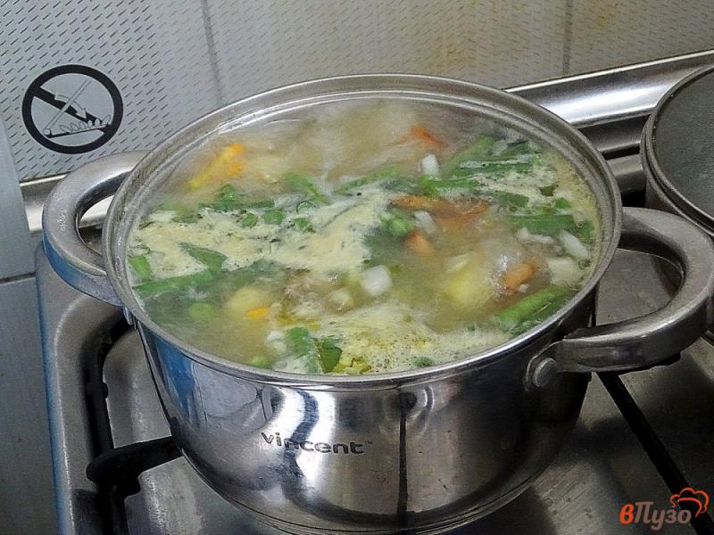 Фото приготовление рецепта: Суп с лисичками, плавленым сыром и спаржевой фасолью шаг №8