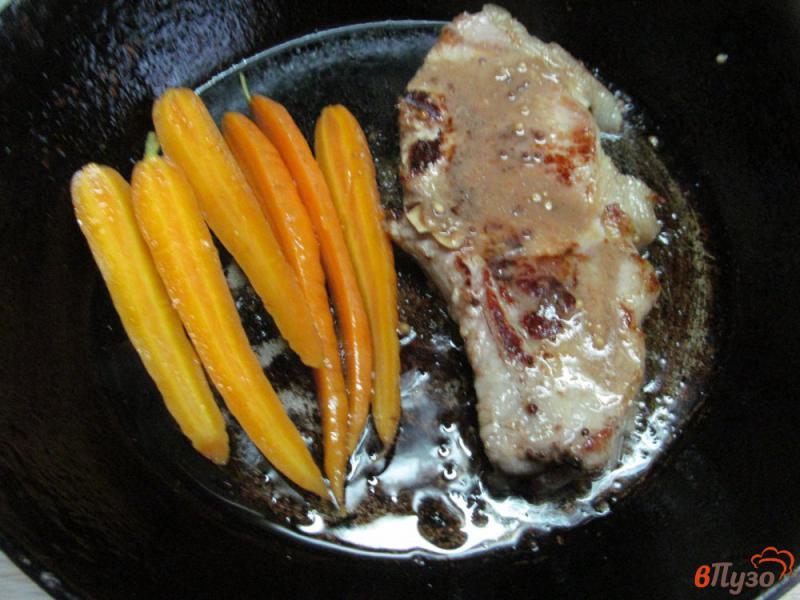 Фото приготовление рецепта: Свиной стейк с морковью и смородиной шаг №4