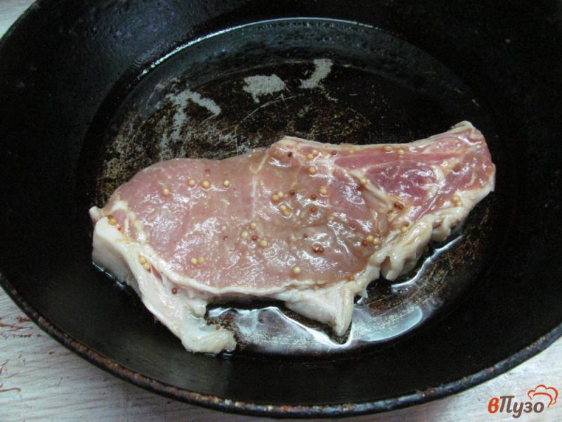 Фото приготовление рецепта: Свиной стейк с морковью и смородиной шаг №3