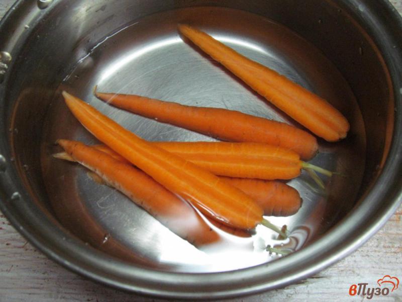 Фото приготовление рецепта: Свиной стейк с морковью и смородиной шаг №2
