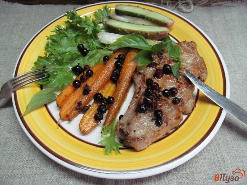 Фото приготовление рецепта: Свиной стейк с морковью и смородиной шаг №6