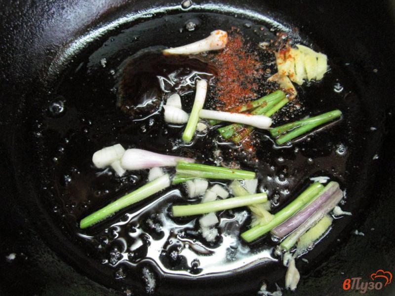Фото приготовление рецепта: Салат из мяса курицы с помидором шаг №2
