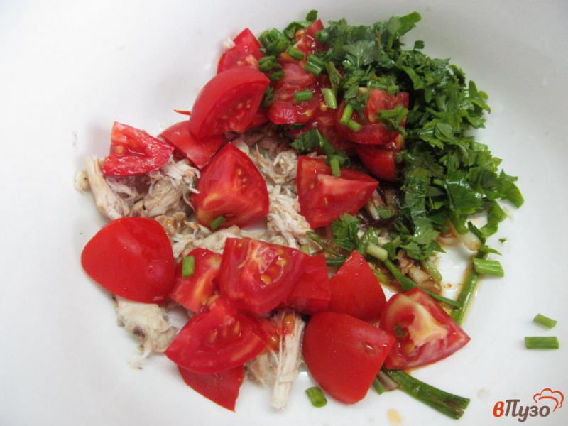 Фото приготовление рецепта: Салат из мяса курицы с помидором шаг №4