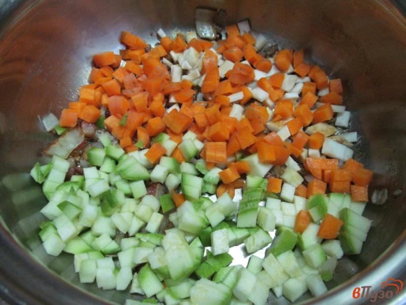 Фото приготовление рецепта: Фасолевый суп с кабачком на беконе шаг №2