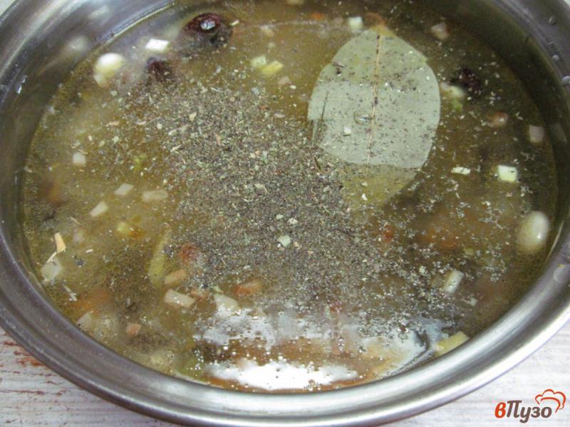 Фото приготовление рецепта: Фасолевый суп с кабачком на беконе шаг №4