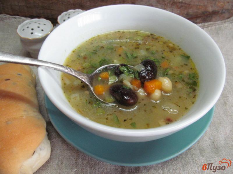 Фото приготовление рецепта: Фасолевый суп с кабачком на беконе шаг №7