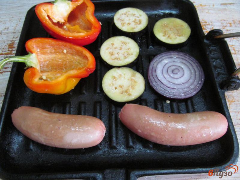 Фото приготовление рецепта: Жареные сосиски с овощным гриль шаг №2