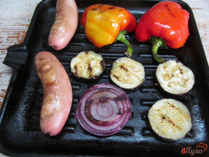 Фото приготовление рецепта: Жареные сосиски с овощным гриль шаг №3
