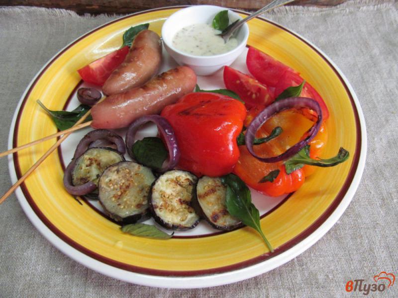 Фото приготовление рецепта: Жареные сосиски с овощным гриль шаг №6