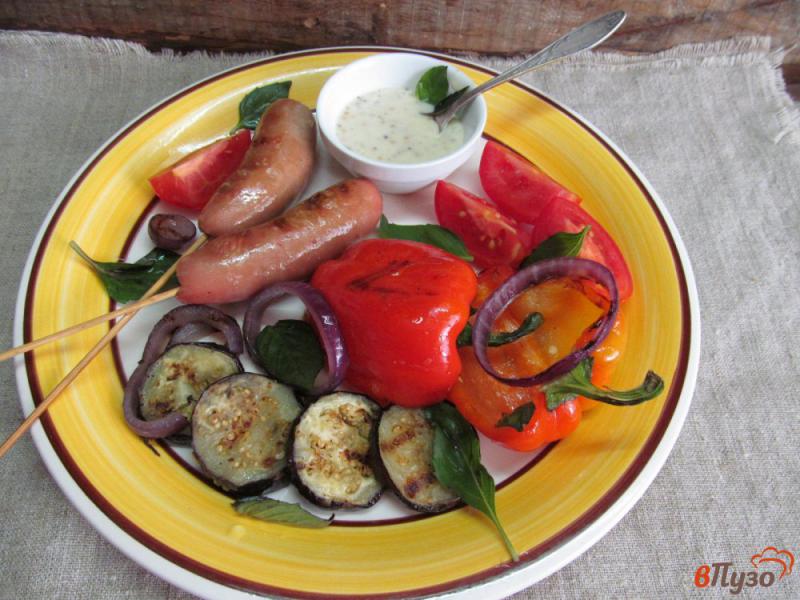Фото приготовление рецепта: Жареные сосиски с овощным гриль шаг №5
