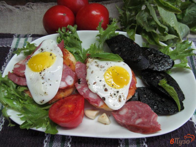 Фото приготовление рецепта: Брускетта с яйцом и кровяной колбасой шаг №6