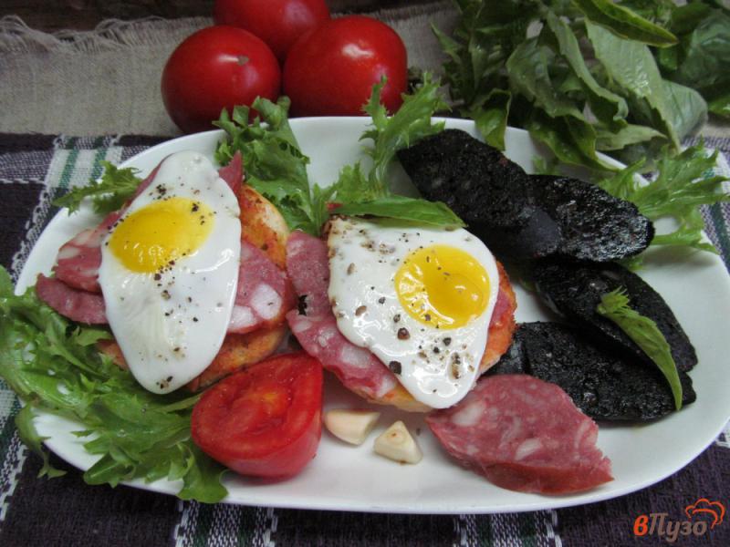 Фото приготовление рецепта: Брускетта с яйцом и кровяной колбасой шаг №7