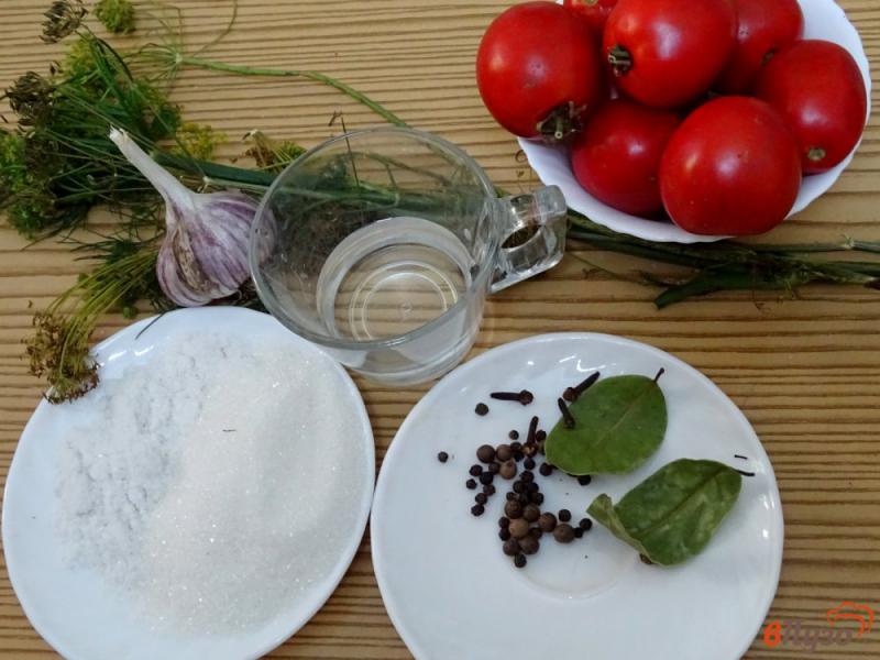 Фото приготовление рецепта: Помидоры маринованные с луком, морковью и укропом шаг №1