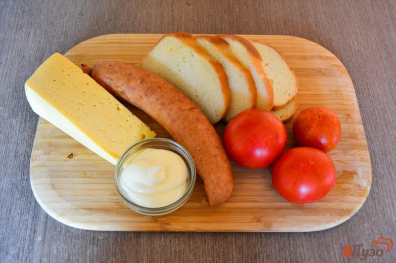 Фото приготовление рецепта: Горячие бутерброды с колбасой и сыром шаг №1