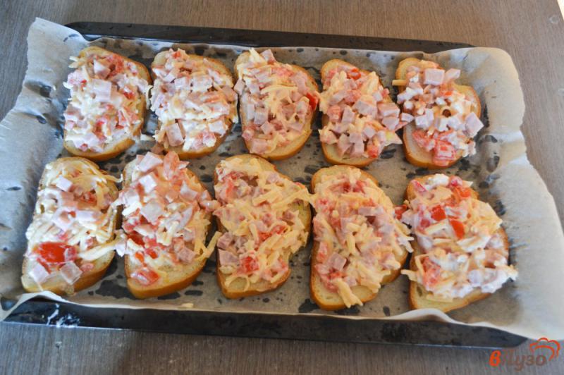 Фото приготовление рецепта: Горячие бутерброды с колбасой и сыром шаг №8