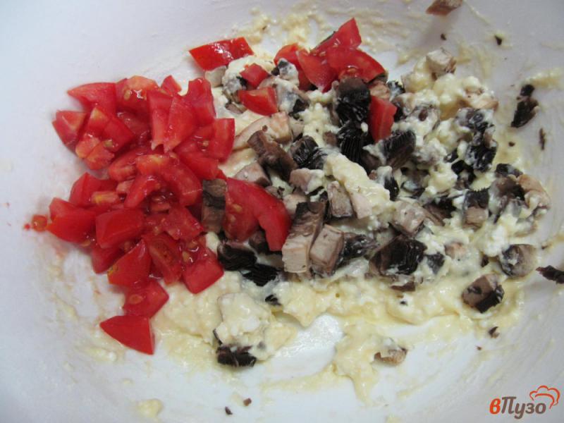 Фото приготовление рецепта: Творожники с грибами и томатом шаг №3