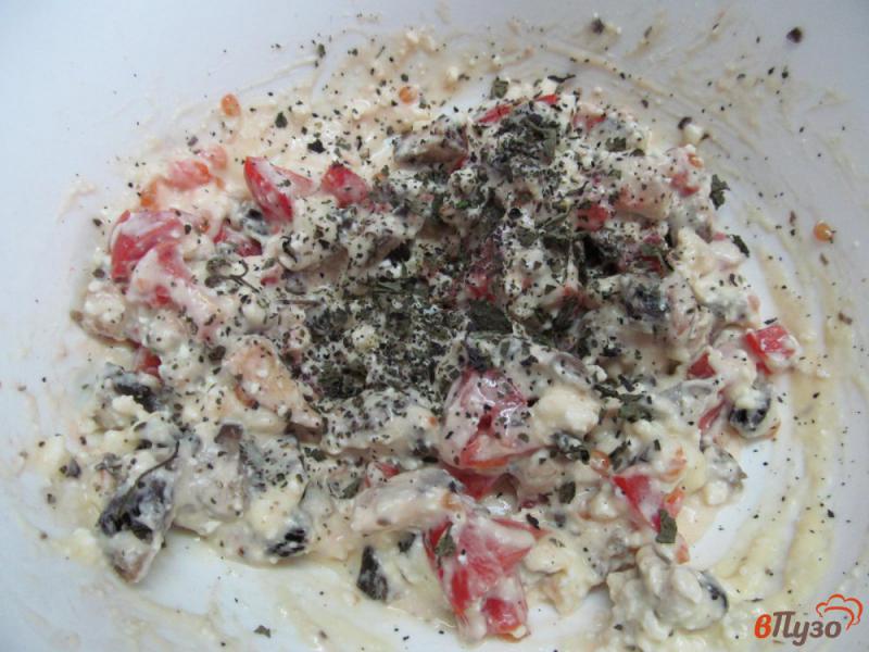 Фото приготовление рецепта: Творожники с грибами и томатом шаг №4