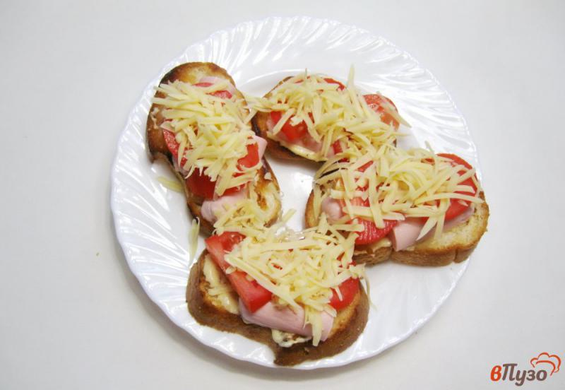 Фото приготовление рецепта: Горячие бутерброды с сосиской шаг №6