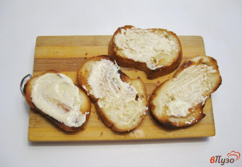 Фото приготовление рецепта: Горячие бутерброды с сосиской шаг №3