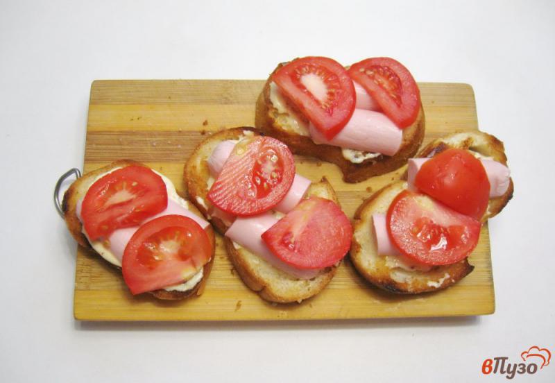 Фото приготовление рецепта: Горячие бутерброды с сосиской шаг №5