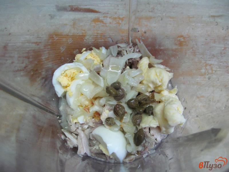 Фото приготовление рецепта: Паштет из курицы с каперсами и жареным луком шаг №4