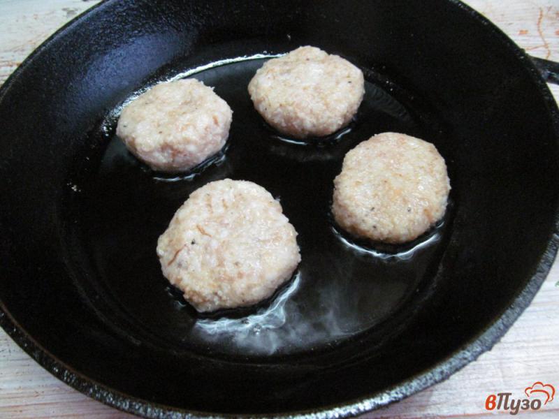 Фото приготовление рецепта: Куриные котлеты с фунчозой и огурцом шаг №3