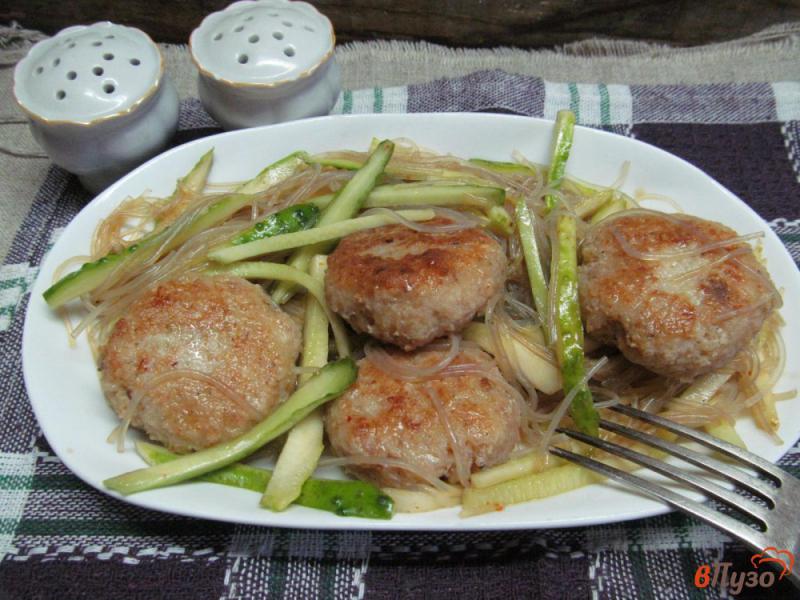 Фото приготовление рецепта: Куриные котлеты с фунчозой и огурцом шаг №7