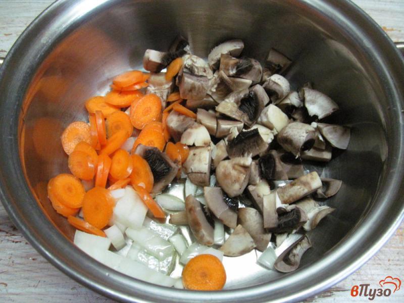 Фото приготовление рецепта: Овощной суп с грибами и перловой крупой шаг №2