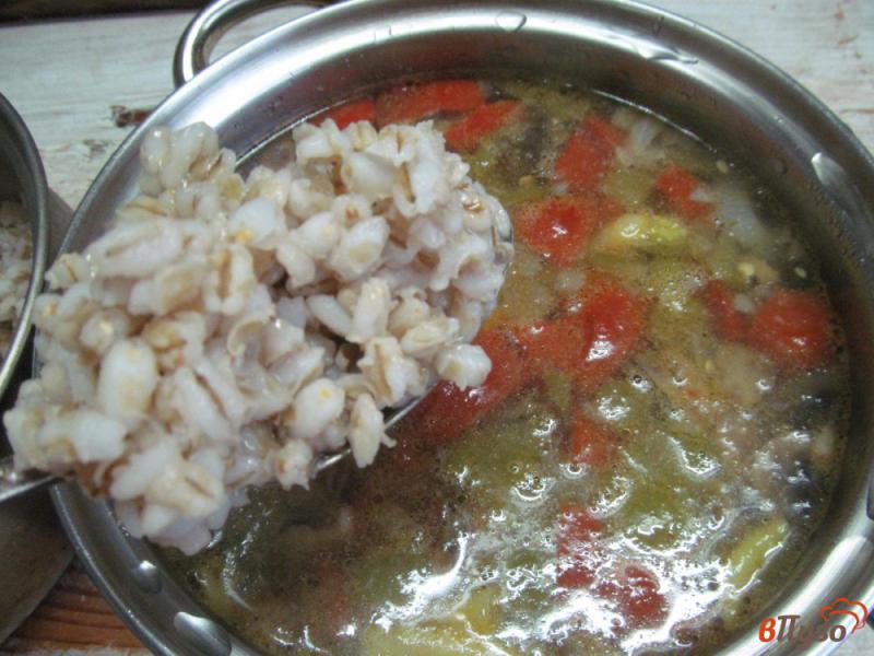 Фото приготовление рецепта: Овощной суп с грибами и перловой крупой шаг №6